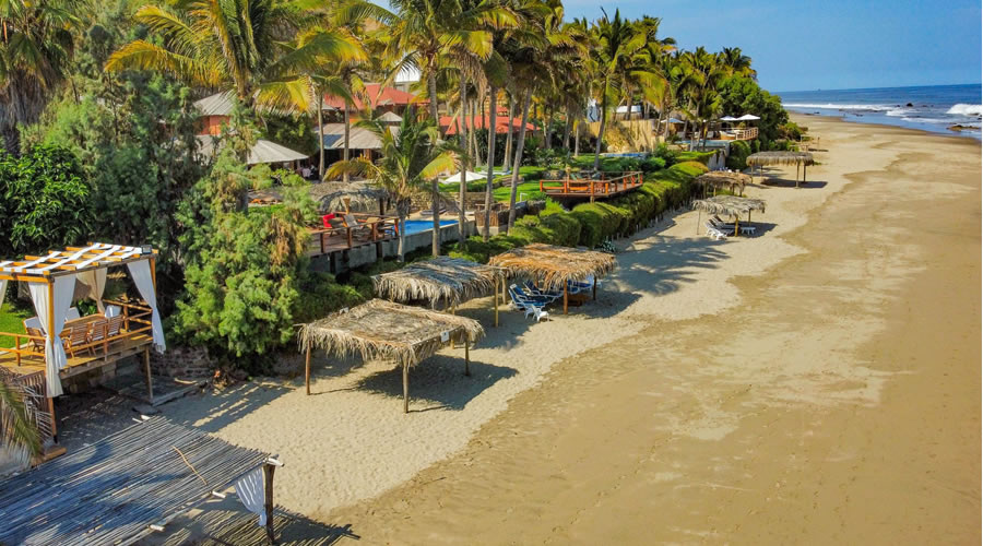 Golden sands and turquoise waters of Máncora beach