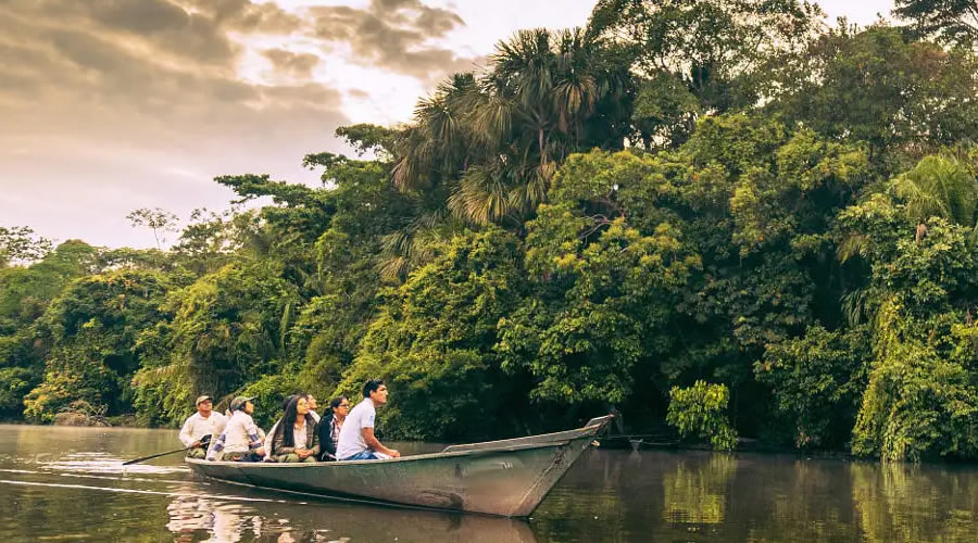 Canoeing Lake Sandoval in the Tambopata Reserve – Peru